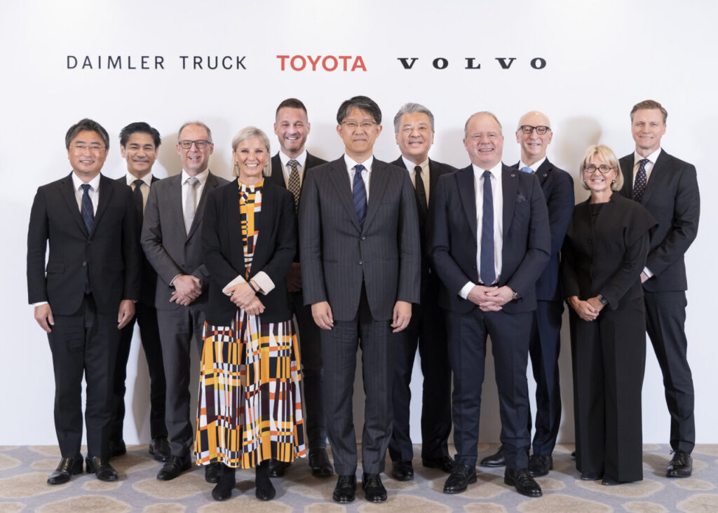 Representantes de Toyota, Daimler Truck y Volvo en una reunión sobre hidrógeno