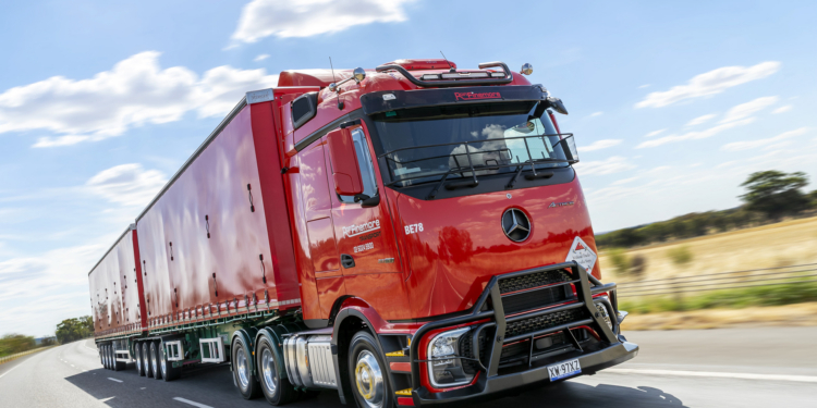 Ron Finemore Transport recibe el primer Mercedes-Benz Actros L con ProCabin