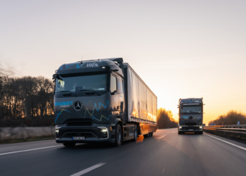 Mercedes-Benz prueba con éxito la carga ultrarrápida en camiones eléctricos