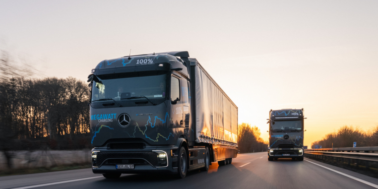 Mercedes-Benz prueba con éxito la carga ultrarrápida en camiones eléctricos