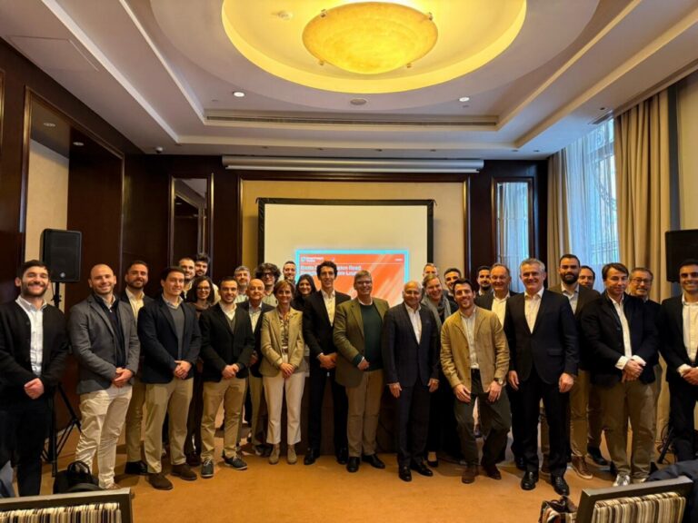 Grupo de personas en evento sobre electrificación del transporte en Iberia