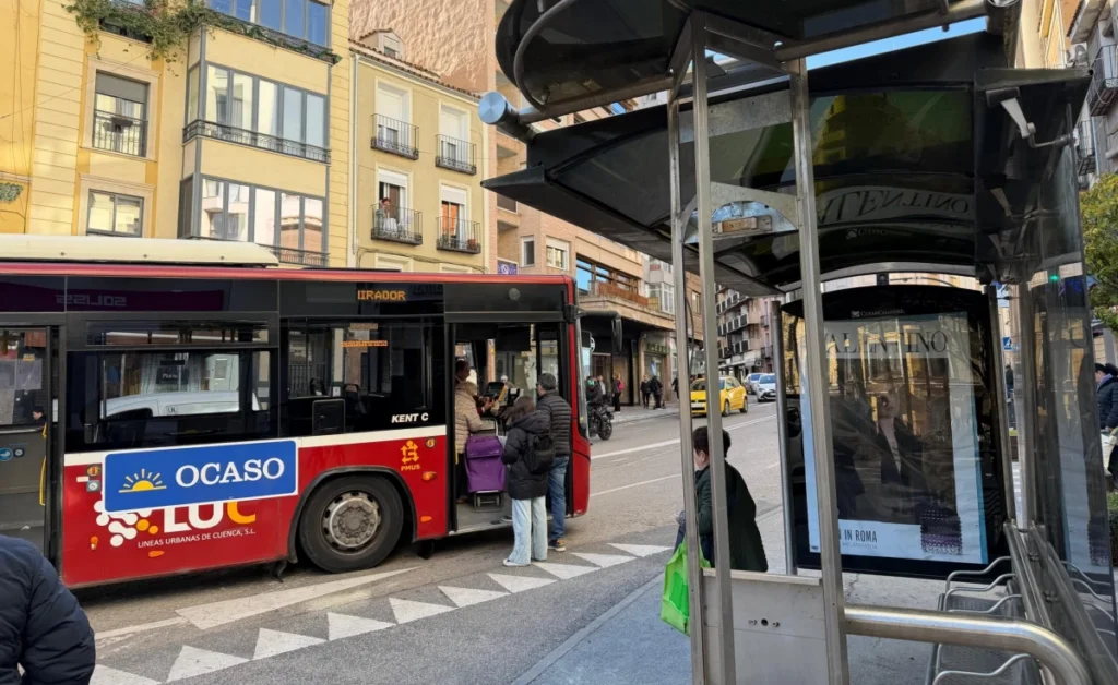 Autobús urbano en Cuenca con pasajeros en la parada