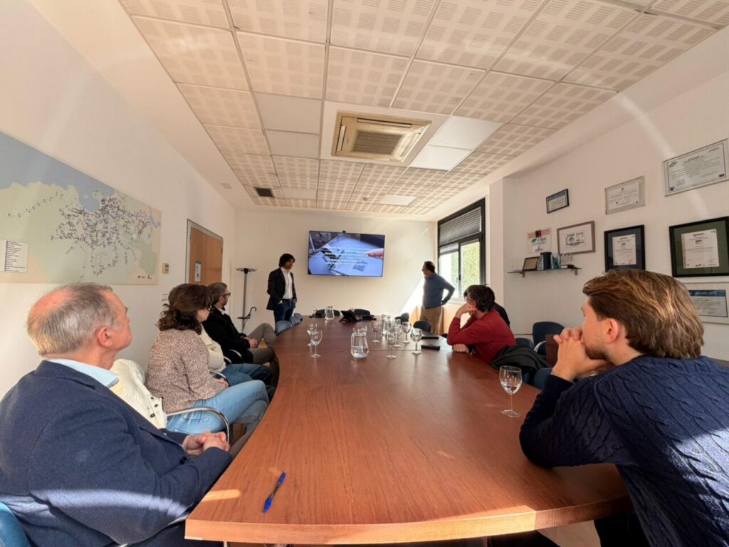 Reunión sobre movilidad sostenible con presentación en pantalla