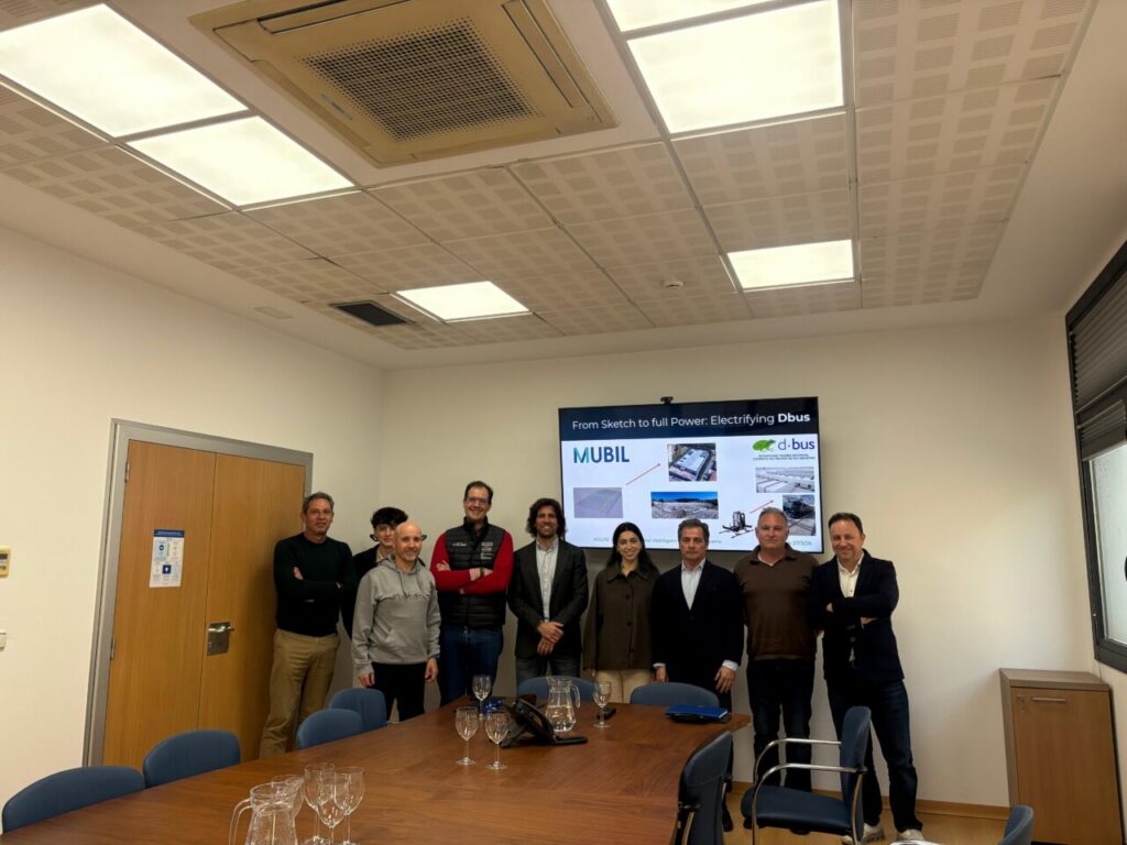 Grupo de profesionales en la presentación de Dbus sobre movilidad sostenible.