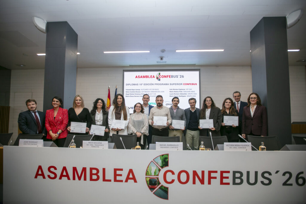 Entrega de diplomas a alumnos del programa superior de Confebus en Madrid