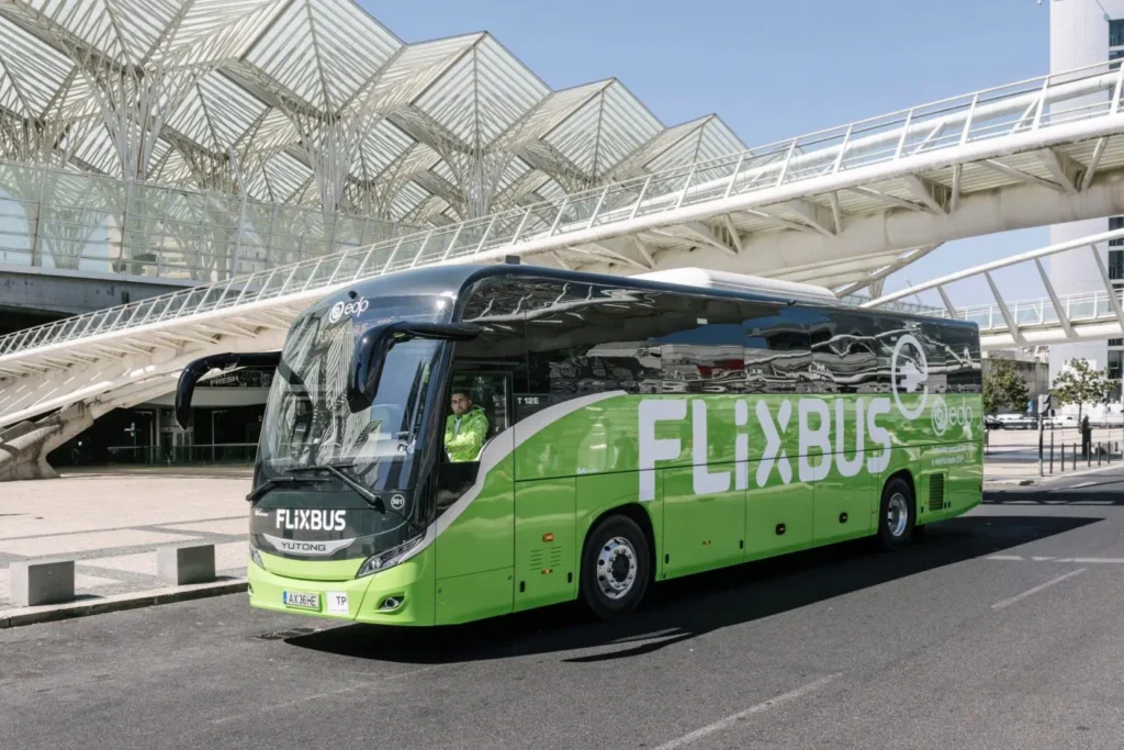 Autocarro eléctrico de FlixBus en una estación moderna