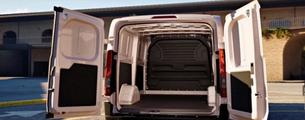 Interior de la furgoneta Ford Transit City con puertas traseras abiertas