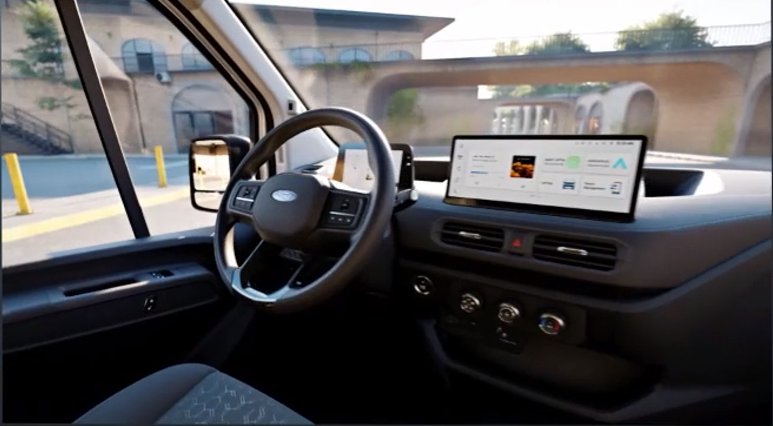 Interior de la nueva Ford Transit City con pantalla digital y volante