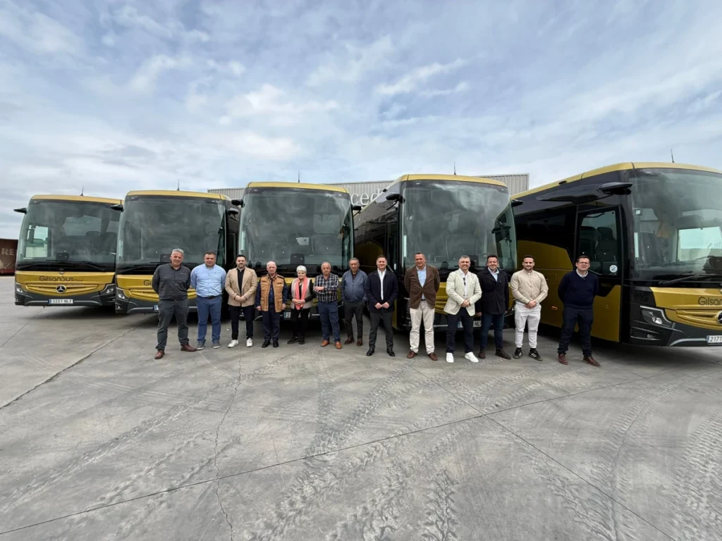Grupo GilsanBus junto a nuevos autocares Mercedes-Benz Tourismo