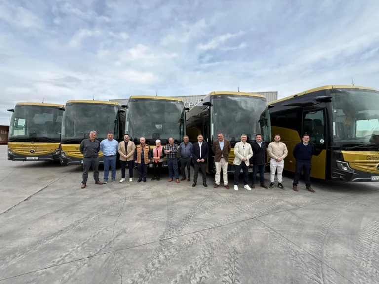 Grupo GilsanBus junto a nuevos autocares Mercedes-Benz Tourismo
