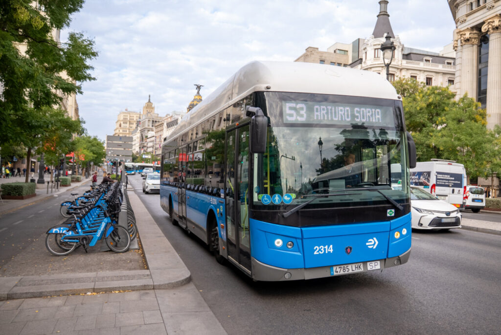 Autobús de la EMT en Madrid junto a bicicletas de Bicimad