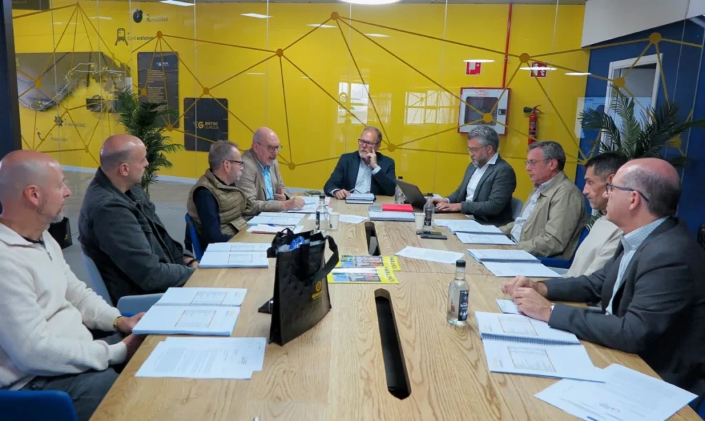 Reunión de directivos de Guaguas Municipales sobre crecimiento de viajeros