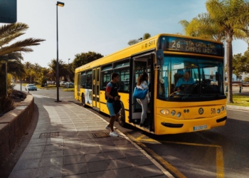 Canarias reduce un 56,7% sus matriculaciones de autobuses en febrero
