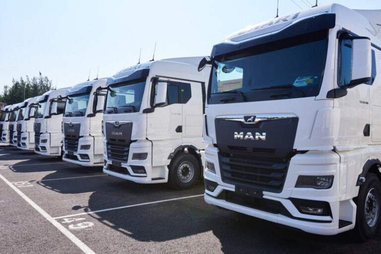 Camiones MAN TGX en fila, listos para operar en Logialcor