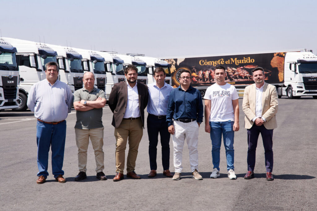 Grupo de personas junto a camiones MAN en un evento de Logialcor