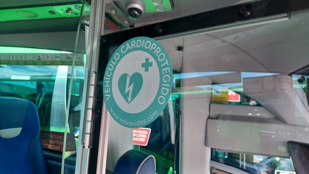 Interior de un autobús con un cartel de vehículo cardioprotegido