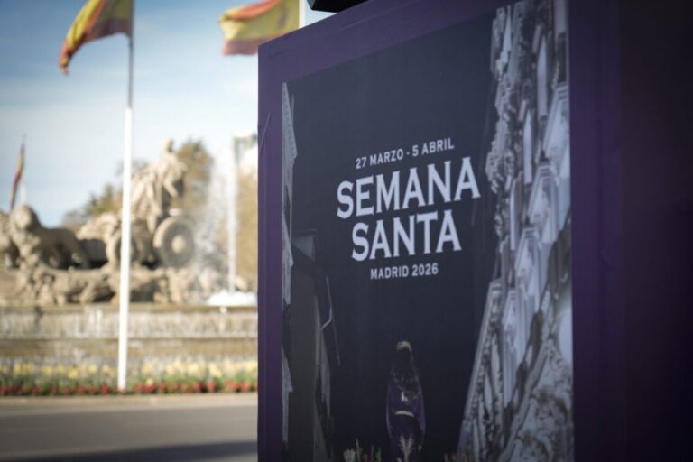 Marquesina informativa sobre la Semana Santa en Madrid 2026
