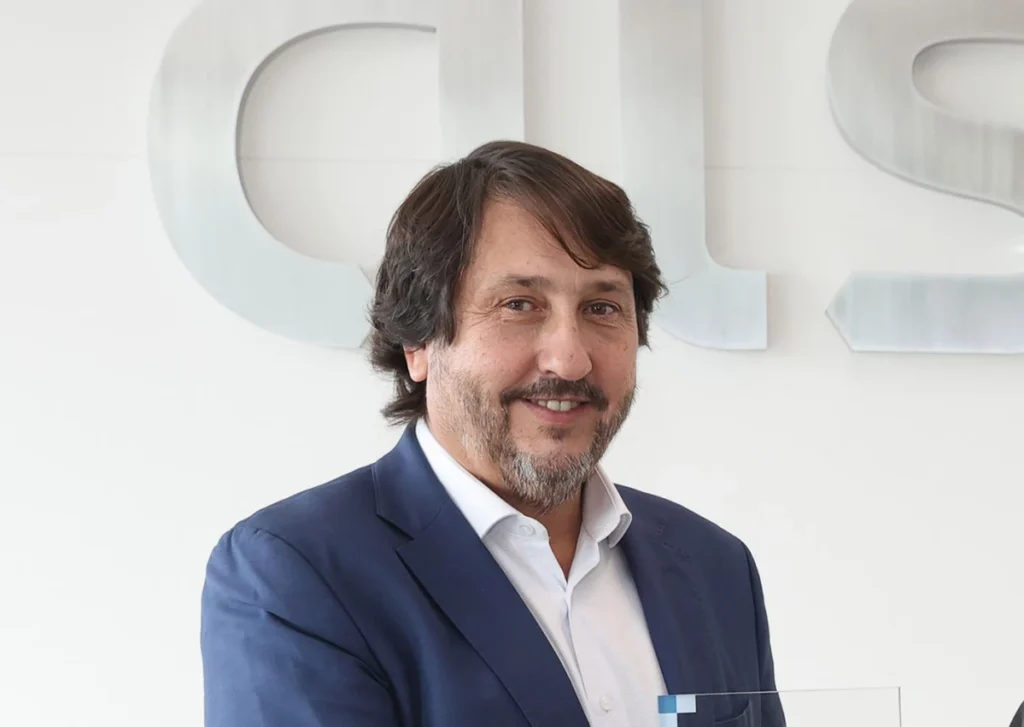 Francisco Iglesias, nuevo CEO de Mobico, sosteniendo un reconocimiento.