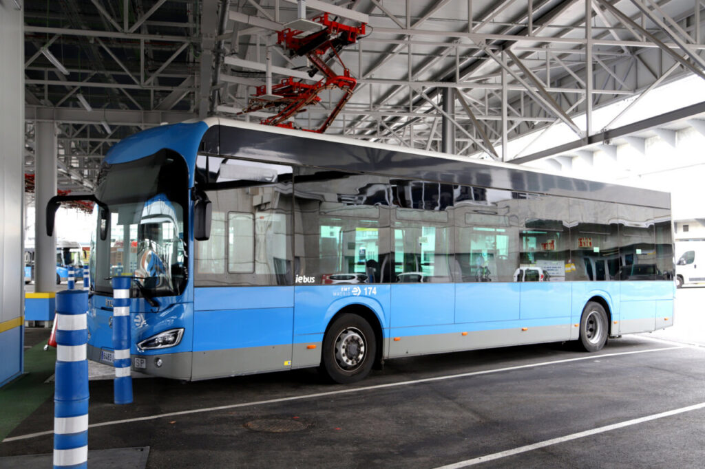 Autobús eléctrico de la EMT en Madrid con diseño moderno y sostenible