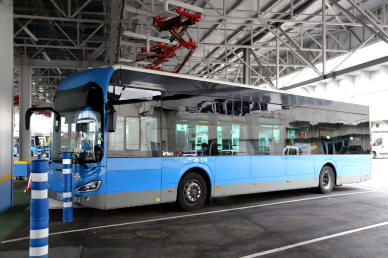 Autobús eléctrico de la EMT en Madrid con diseño moderno y sostenible