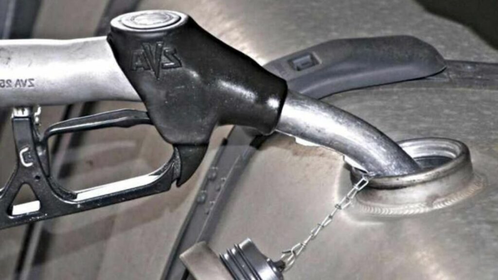 Manguera de combustible en una estación de servicio en España