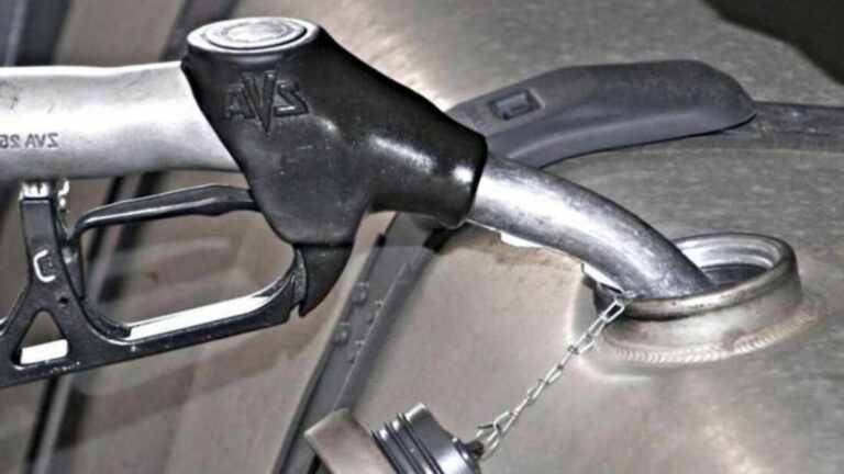 Manguera de combustible en una estación de servicio en España