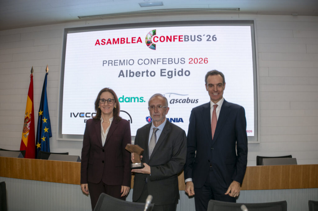 Entrega del Premio Confebus 2026 a Alberto Egido en Madrid.
