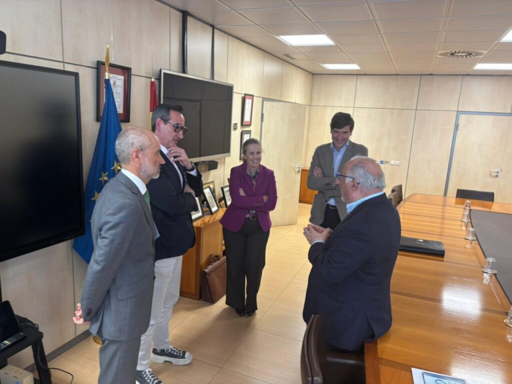 Reunión sobre transporte colectivo en la DGT con varios participantes