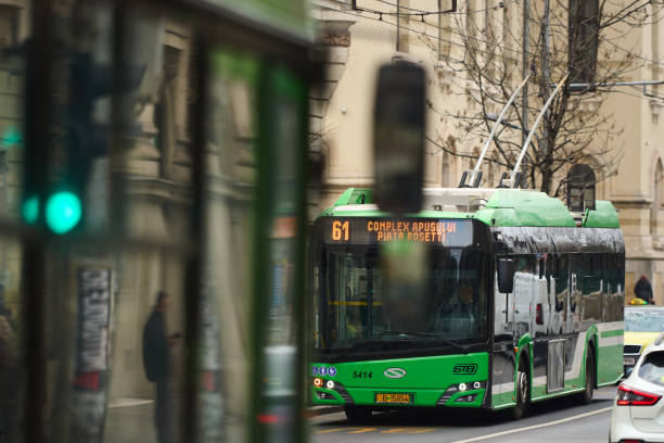 Trolebús de Solaris circulando por una calle urbana