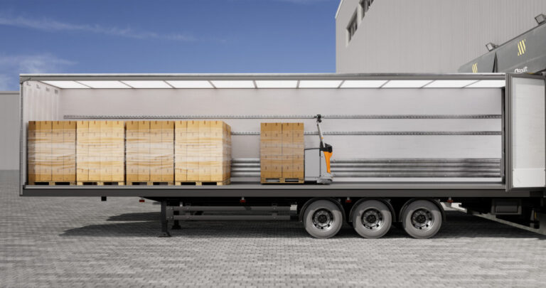 Transpaleta AXL 15 iGo en un camión cargando palets de madera