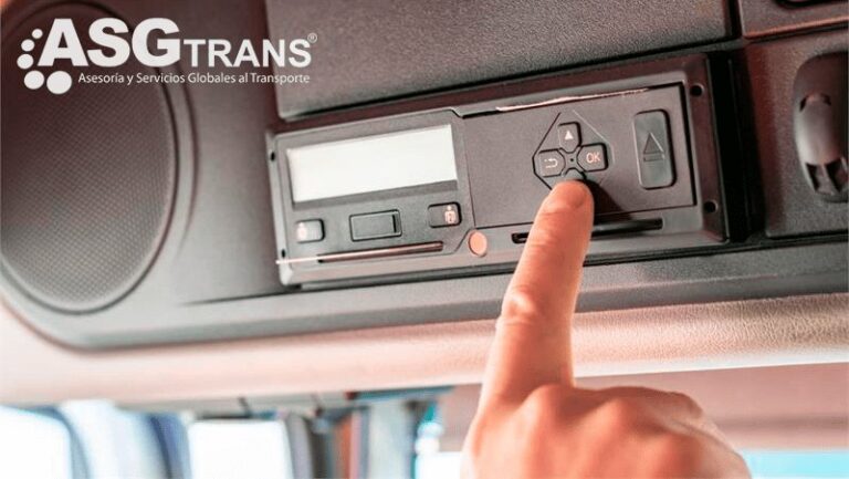 Persona ajustando un tacógrafo en un vehículo de transporte ligero