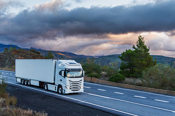 Camión de transporte circulando por una carretera en Baleares
