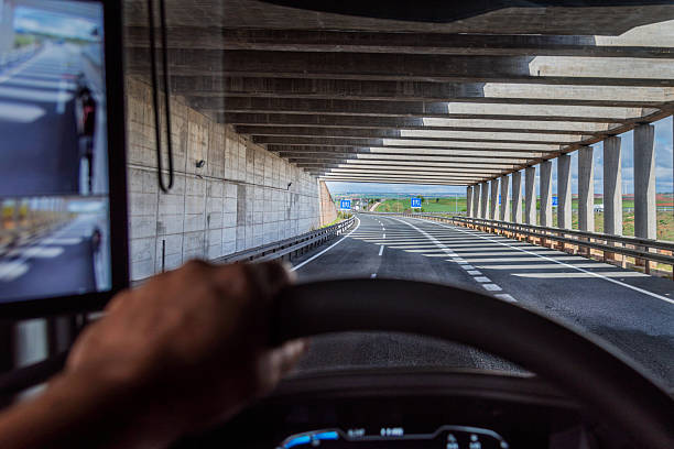 Vista desde el interior de un camión en una carretera