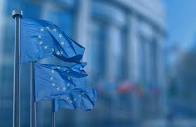 Banderas de la Unión Europea ondeando en un edificio