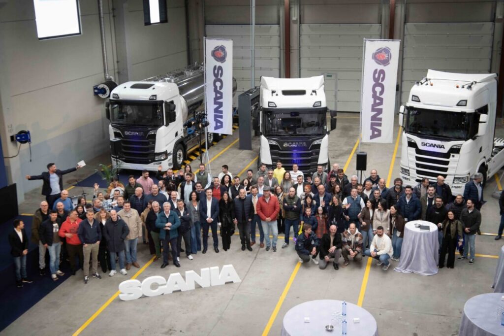 Grupo de personas en la inauguración de instalaciones Scania en Lugo