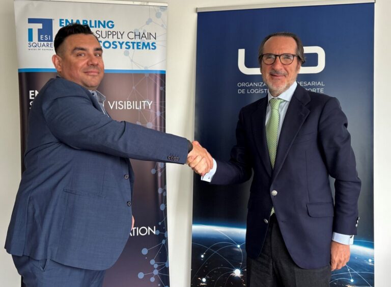 Francisco Aranda y Rubén González estrechando manos en un acuerdo