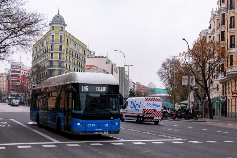 Autobús de la EMT Madrid circulando por la calle de Alcalá