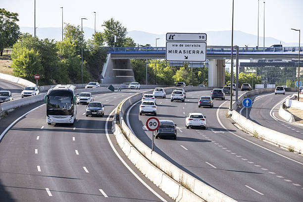 Autobús circulando por una autovía con otros vehículos y señalización