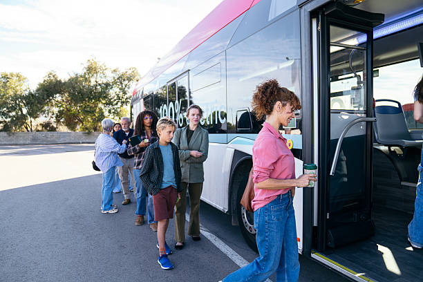 Grupo de personas abordando un autocar en un entorno urbano
