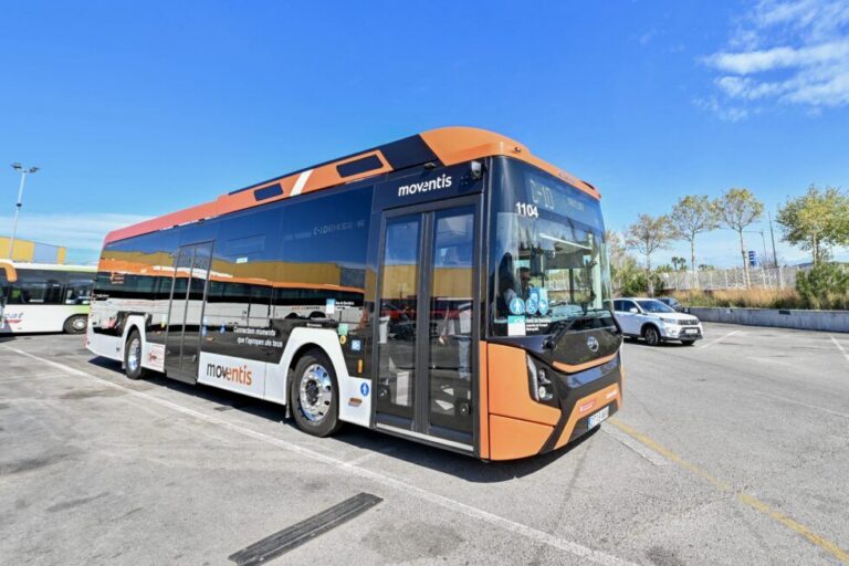 Bus eléctrico de Moventis en Mataró con cielo azul