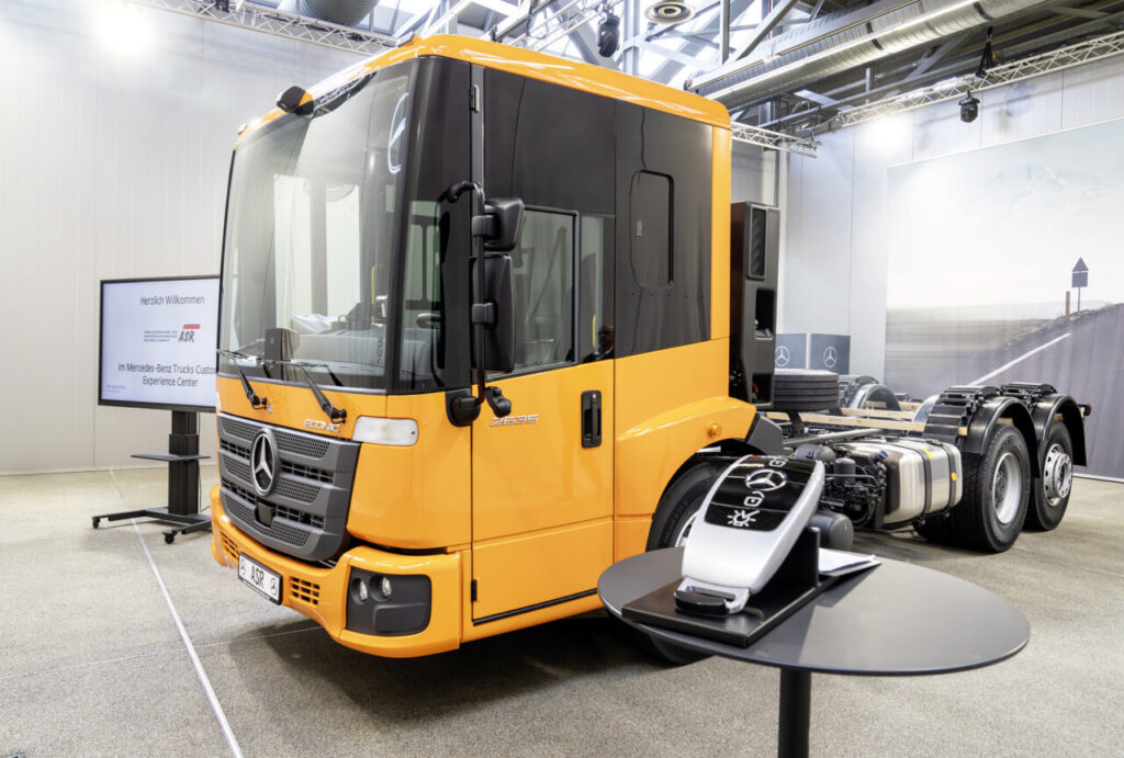 Entrega de nuevos camiones Mercedes-Benz en Chemnitz con representantes