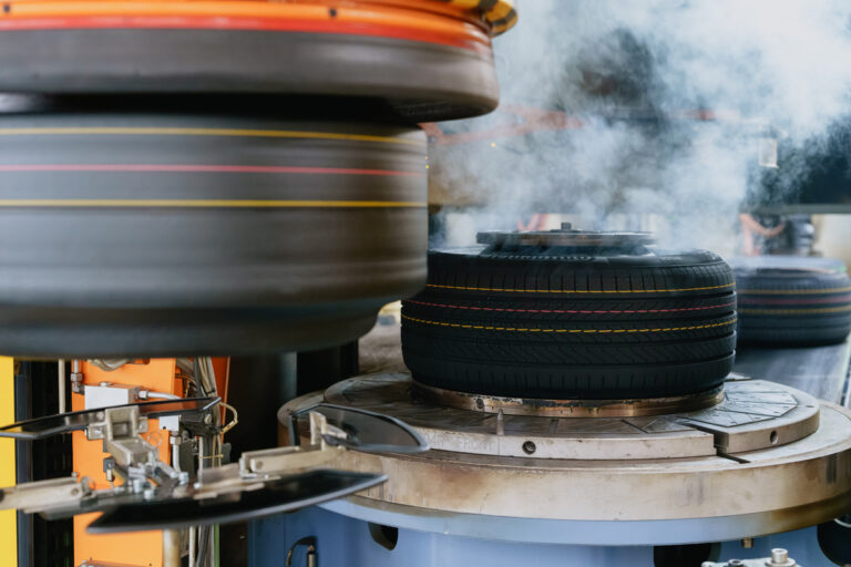 Proceso de fabricación de neumáticos con vapor en una planta de Continental