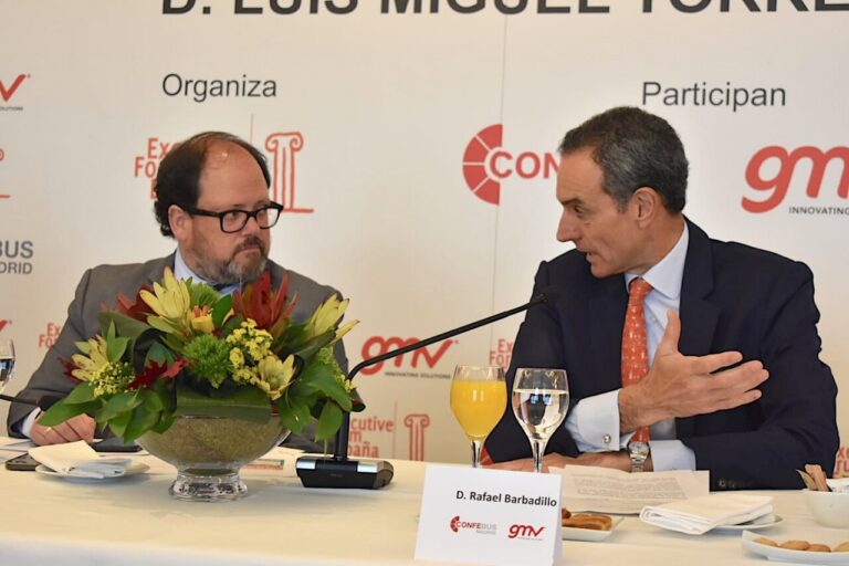 Reunión informativa sobre el autobús autónomo en Madrid con participantes y flores