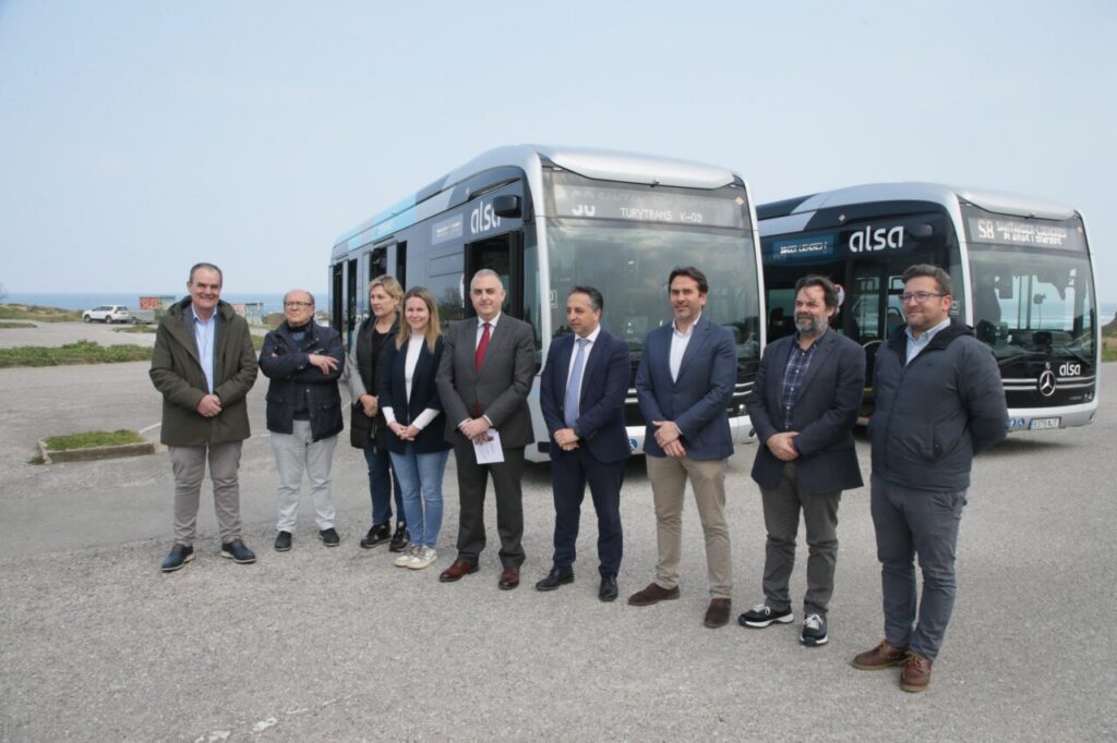 Presentación de autobuses eléctricos en Cantabria con autoridades locales