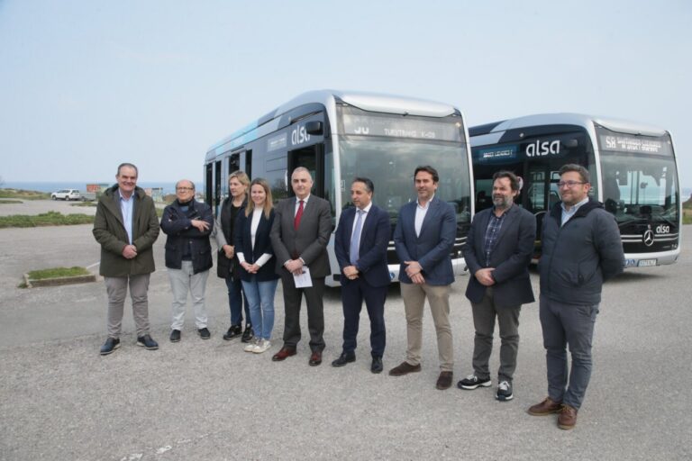 Presentación de autobuses eléctricos en Cantabria con autoridades locales
