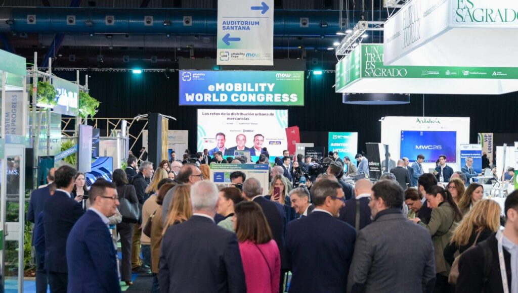 Asistentes en el eMobility World Congress 2026 discutiendo sobre movilidad sostenible