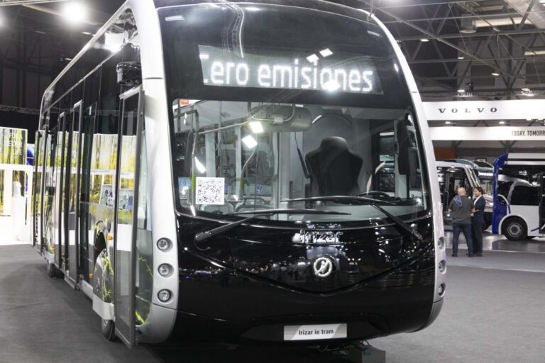 Autobús eléctrico en la feria FIAA 2026 con mensaje de cero emisiones