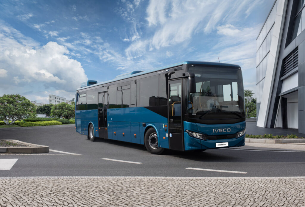 Autobús híbrido Iveco Crossway en una carretera moderna