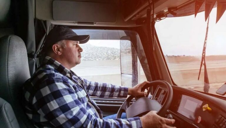 Conductor profesional al volante de un camión en la carretera
