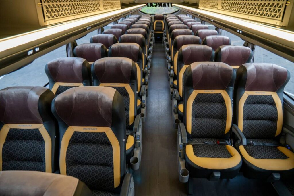 Vista del salón superior del autobús Marcopolo de doble piso con asientos cómodos.